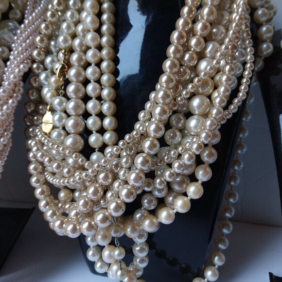 Lot 13 Vintage Faux Pearl Necklaces, Some signed, Gold Plated, Filled - Picture 3 of 11